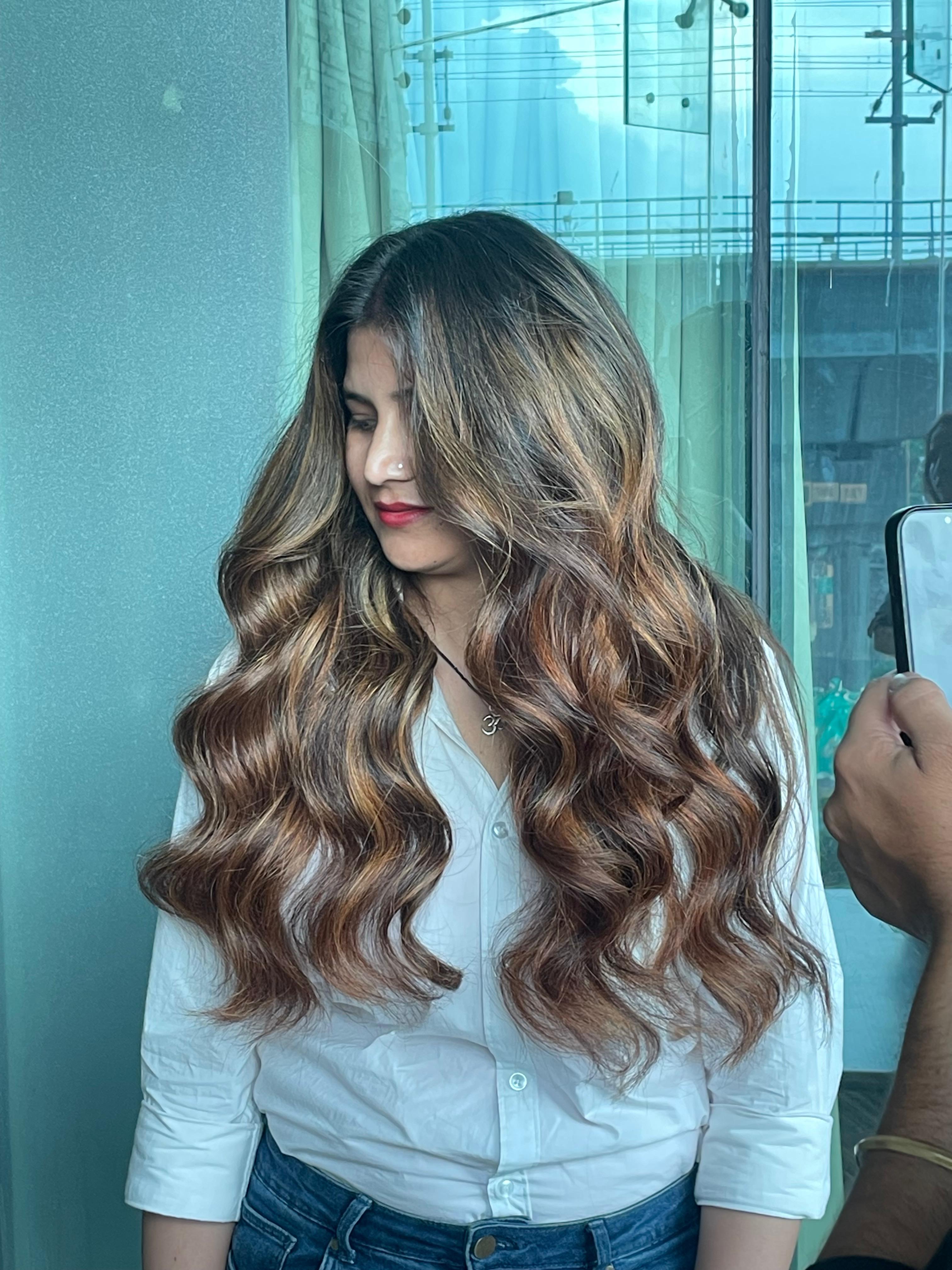 Honey-brown waves with face-framing highlights